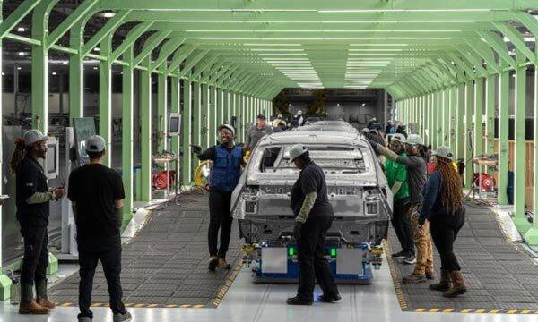 26일(현지시간) 준공식을 앞둔 미국 조지아주 ''현대차그룹 메타플랜트 아메리카''(HMGMA)에서 작업자들이 아이오닉5를 조립하고 있다. 현대차그룹 제공