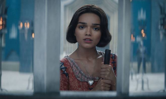 1937년 디즈니 애니메이션을 바탕으로 재해석된 실사영화 ‘백설공주’. 백설공주 역은 라틴계 미국인 배우 레이첼 지글러가 맡았다. 월트디즈니 컴퍼니 코리아 제공