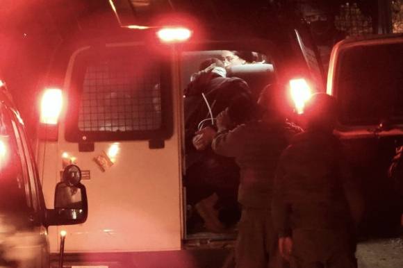 2025년 3월 25일, 오스카 수상 다큐멘터리 ‘노 아더 랜드(No Other Land)’의 팔레스타인 공동 감독 함단 발랄이 이스라엘 점령지인 요르단강 서안에 위치한 자택에서 이스라엘 군에 의해 체포되고 있다. AP 뉴시스