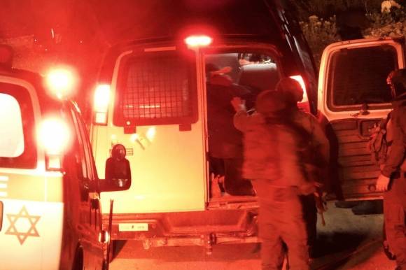 2025년 3월 25일, 오스카 수상 다큐멘터리 ‘노 아더 랜드(No Other Land)’의 팔레스타인 공동 감독 함단 발랄이 이스라엘 점령지인 요르단강 서안에 위치한 자택에서 이스라엘 군에 의해 체포되고 있다. AP 뉴시스