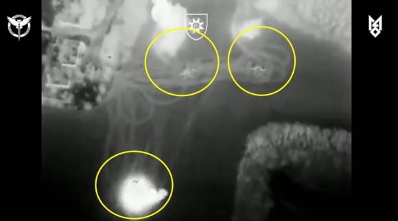 우크라이나 특수작전군(SOF)이 하이마스를 사용해 러시아군 헬기 4대를 파괴한 것으로 알려졌다. 영상 캡처