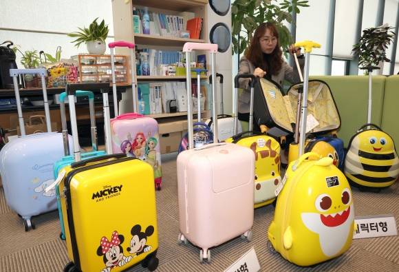 서울YWCA생명운동팀이 25일 정부세종청사 공정거래위원회 기자실에서 시중에 판매되고 있는 어린이용 캐리어 12개 브랜드, 13개 제품을 대상으로 가격과 품질을 비교 분석한 결과를 발표했다. 사진은 직원이 시험 제품을 살펴보는 모습.  2025.3.25 연합뉴스