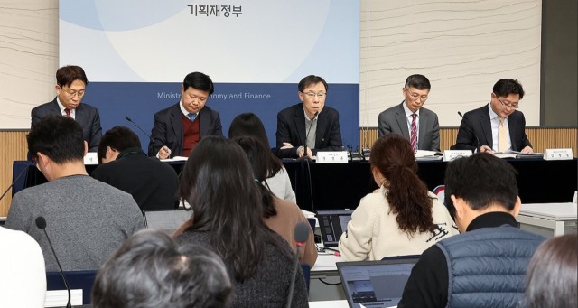 정정훈(가운데) 기획재정부 세제실장 올 1월 정부세종청사 중앙동 브리핑룸에서 2024년 세법 개정 후속 시행령 개정안에 대해 설명하고 있다. 사진 제공=기재부.