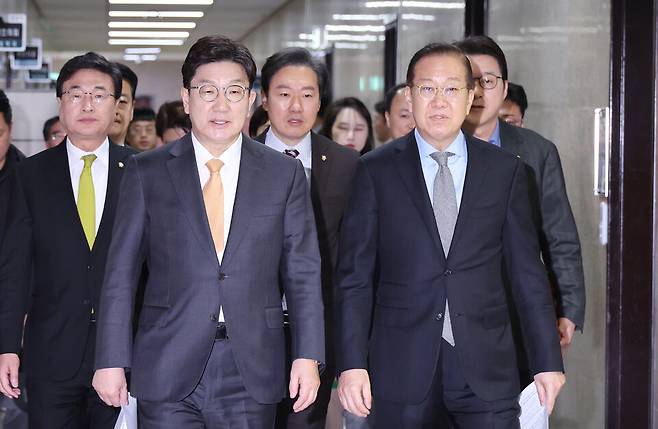 권영세 국민의힘 비상대책위원장과 권성동 원내대표가 지난 24일 서울 여의도 국회에서 한덕수 국무총리 탄핵 기각과 관련한 입장을 밝히기 위해 회견장으로 향하고 있다. ⓒ연합뉴스