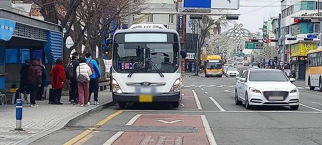 전남 도민의 발인 시내버스·농어촌버스 노동자들이 노동쟁의 조정을 신청하고 나서 조정 결과에 따라 파장을 예고하고 있다. 조정 기간 내 노사 간 협의가 원만하게 이뤄지지 않을 경우 자칫 '버스 대란'도 우려되는 상황이다. 지역사회는 파업으로 이어질 지 촉각을 곤두세우고 있다. 전남지역 시내버스 모습(기사 본문 내용과 관련 없음) ⓒ시사저널