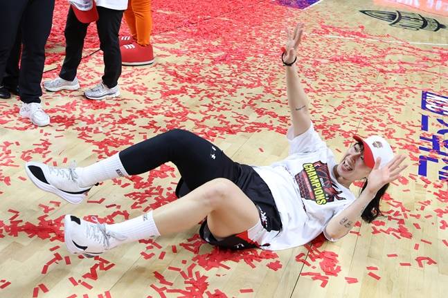 BNK 김소니아가 챔피언결정전 우승 후 코트에 누워 기쁨을 만끽하고 있다. /사진=WKBL 제공