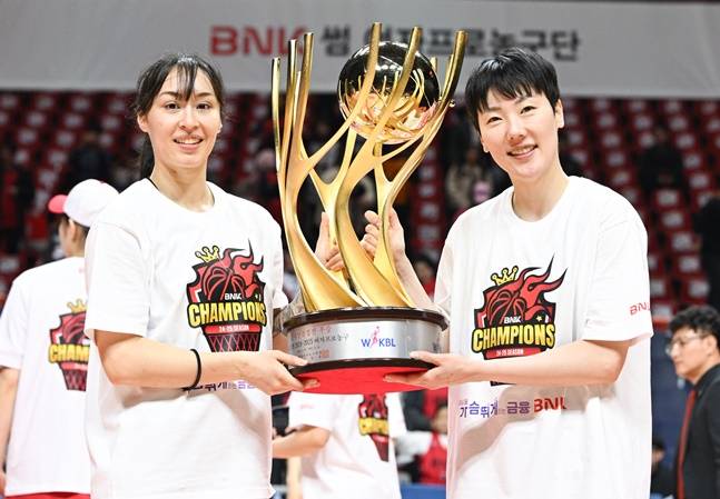 BNK 김소니아(왼쪽)와 박혜진이 우승 트로피를 들고 포즈를 취하고 있다. /사진=WKBL 제공