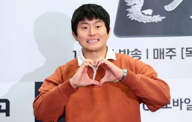 [서울=뉴시스] 김혜진 기자 = 방송인 기안84가 5일 오후 서울 마포구 스탠포드호텔에서 열린 ENA X LG유플러스 '기안이쎄오' 제작발표회에서 포즈를 취하고 있다.  '기안이쎄오'는 동병상련 CEO들을 위한 해결사가 된 기안84의 CEO 구출일지를 그리는 오피스 예능 프로그램. 5일(오늘) 오후 8시 50분 첫 방송된다. 2024.12.05. jini@newsis.com /사진=김혜진