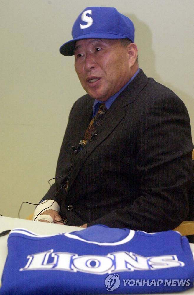 김응용 삼성 감독 기자회견 18년 동안 몸담았던 해태를 떠나 삼성으로 유니폼을 갈아입은 김응용 감독이 30일 서초동 소재 삼성레포츠센터에서 입단식을 갖고 기자회견을 하고 있다./이진욱                                            2000.10.30  (서울=연합뉴스)      cityboy@yonhapnews.co.kr      <저작권자 ⓒ 2000 연 합 뉴 스. 무단전재-재배포 금지.>