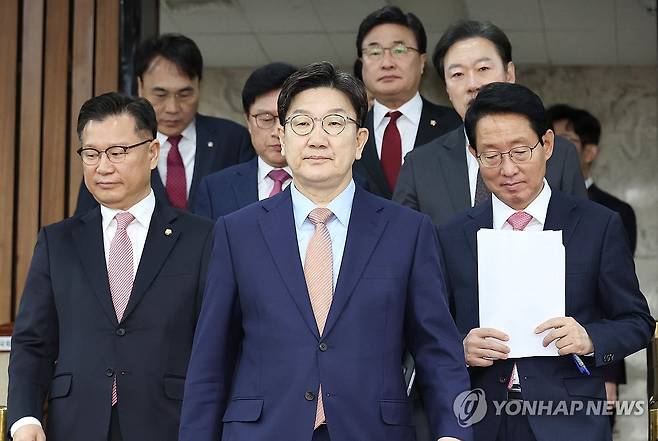 원내대책회의 입장하는 권성동 원내대표 (서울=연합뉴스) 김주형 기자 = 국민의힘 권성동 원내대표(가운데)가 25일 국회에서 열린 원내대책회의에 입장하고 있다. 2025.3.25 kjhpress@yna.co.kr
