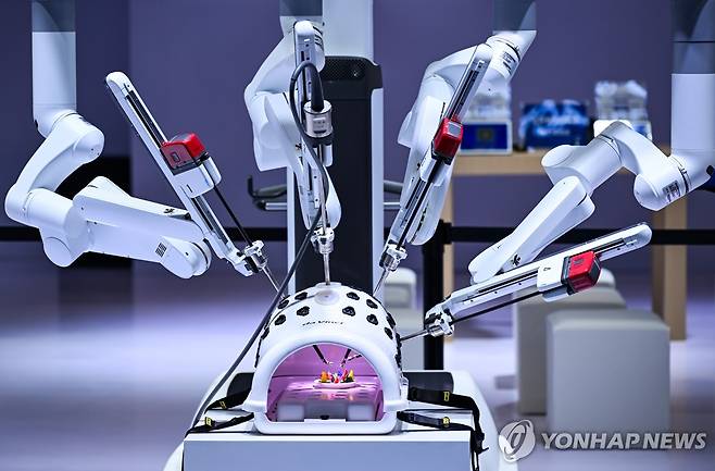 이달 열린 중국 의료 장비 콘퍼런스에 전시된 로봇 [신화 연합뉴스 자료사진. 재판매 및 DB 금지]