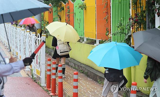 등교하는 학생들 [연합뉴스 자료사진]