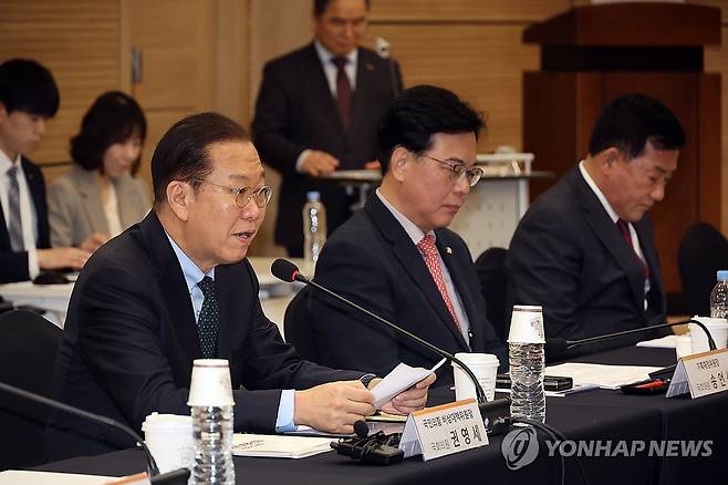 발언하는 권영세 비상대책위원장 (서울=연합뉴스) 박동주 기자 = 25일 서울 마포구 한국중견기업연합회에서 열린 국민의힘 권영세 비상대책위원장 초청 중견기업 간담회에서 권영세 비상대책위원장이 발언하고 있다. 2025.3.25 pdj6635@yna.co.kr