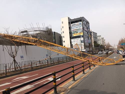강풍에 추락한 크레인 [대전소방본부 제공. 재판매 및 DB 금지]