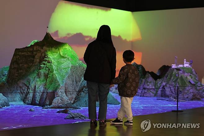 '독도 일본땅' 주장 이어가는 일본 (서울=연합뉴스) 임화영 기자 = 25일 일본 문부과학성은 25일 교과서 검정 조사심의회 총회를 열어 일선 고등학교가 2026년도부터 사용할 교과서 심사 결과를 확정했다.
    새로운 고교 사회과 검정 교과서 대부분에는 4년 전 검정을 통과해 현재 사용되는 교과서처럼 독도 영유권을 집요하게 주장하는 일본 정부 견해가 그대로 실렸다.
    사진은 이날 서울 영등포구 독도체험관. 2025.3.25 hwayoung7@yna.co.kr