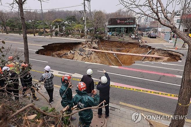 서울 한복판에 발생한 대형 땅꺼짐 (서울=연합뉴스) 서대연 기자 = 25일 강동구 대명초등학교 도로에서 전날 발생한 대형 땅꺼짐 현장의 모습. 
    전날 오후 명일동 대명초등학교 인근 사거리에서 발생한 지름 20ｍ, 깊이 18ｍ가량의 대형 싱크홀(땅꺼짐)에 오토바이 운전자 1명이 빠져 실종됐다. 2025.3.25 dwise@yna.co.kr
