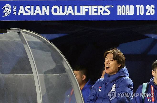 작전 지시하는 홍명보 감독 (수원=연합뉴스) 서명곤 기자 = 25일 수원월드컵경기장에서 열린 2026 북중미 월드컵 아시아 3차 예선 B조 8차전 대한민국과 요르단의 경기.
    홍명보 감독이 선수들에게 작전을 지시하고 있다. 2025.3.25 seephoto@yna.co.kr