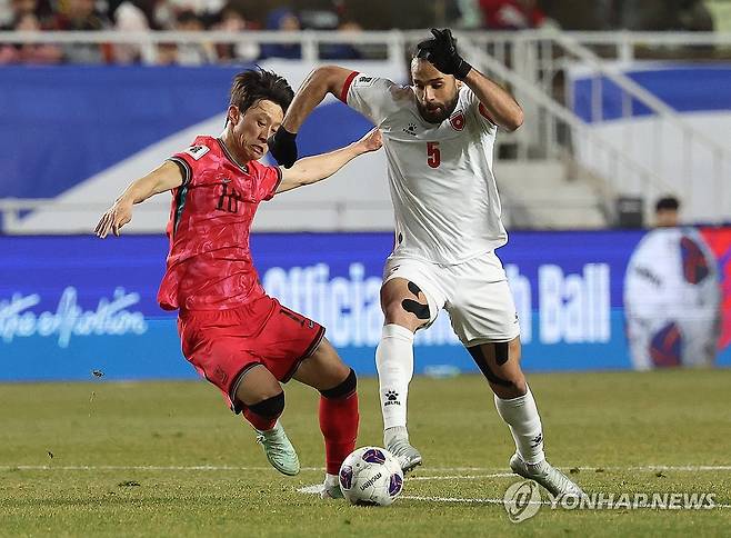 야잔 (수원=연합뉴스) 김성민 기자 = 25일 경기도 수원시 수원월드컵경기장에서 열린 2026 북중미 월드컵 아시아 3차 예선 B조 8차전 대한민국과 요르단의 경기. 이재성이 볼 경합을 하고 있다. 2025.3.25 ksm7976@yna.co.kr
