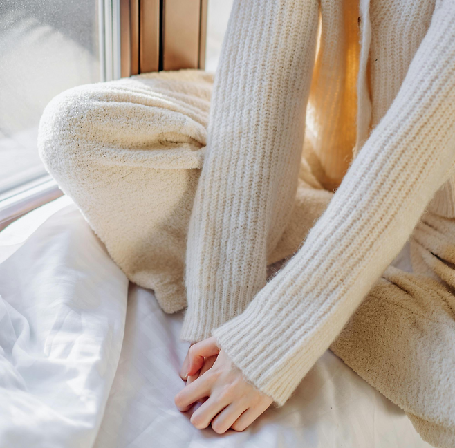 잠옷을 입고 앉아 있는 사람의 몸