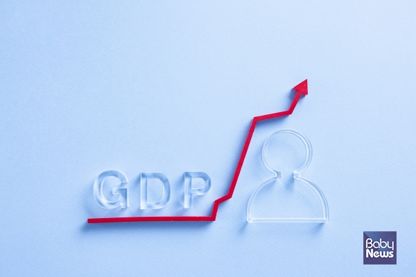 저출생·고령화로 인한 노동력 감소에 대응하고 연금·재정 등 사회시스템을 유지하기 위해서는 AI 기반 생산성 혁신과 고령인력 활용, 글로벌 인재 유치를 중심으로 한 성장 전략이 필요하다는 주장이 제기됐다. ⓒ베이비뉴스