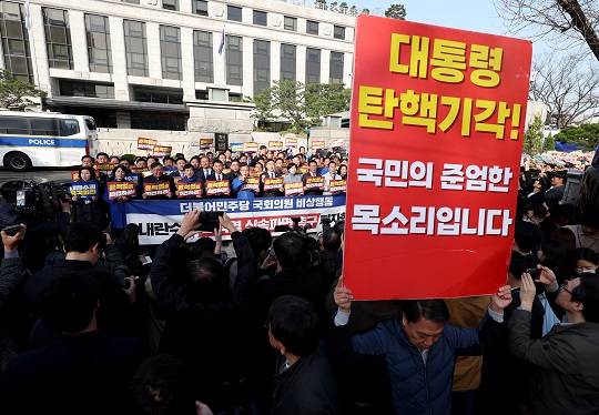 오늘(26일) 오전 헌법재판소 앞에서 열린 더불어민주당의 윤석열 대통령 신속 파면 촉구 기자회견이 열린 가운데, 국민의힘 관계자들의 대통령 탄핵 기각 촉구 시위가 동시에 진행되고 있다. 윤 대통령 탄핵 심판 선고일 지정이 예상보다 늦어지면서 관련 지라시도 기승을 부리고 있다. (출처 = 뉴시스)