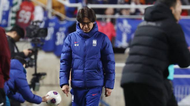 25일 수원월드컵경기장에서 열린 2026 북중미 월드컵 아시아 3차 예선 B조 8차전 대한민국과 요르단의 경기. 홍명보 감독이 경기를 지켜보다 고개를 떨구고 있다. 사진=연합뉴스