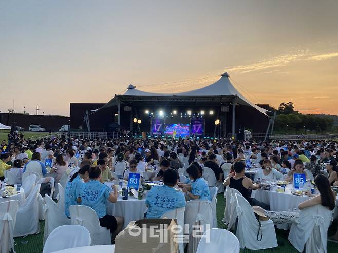 지난해 8월 방한한 중국 광둥성 소재 바이오 전문회사 안가정심그룹 1030명 포상관광단이 파주 임진각 평화누리공원에서 진행한 치맥(치킨+맥주)파티 축하공연 모습. (사진=한국관광공사)