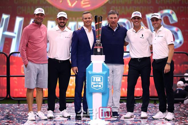 TGL 초대 챔피언이 된 애틀랜타 드라이브GC팀이 시상식 뒤 관계자들과 함께 트로피 앞에서 포즈를 취하고 있다. (사진=PGA투어)