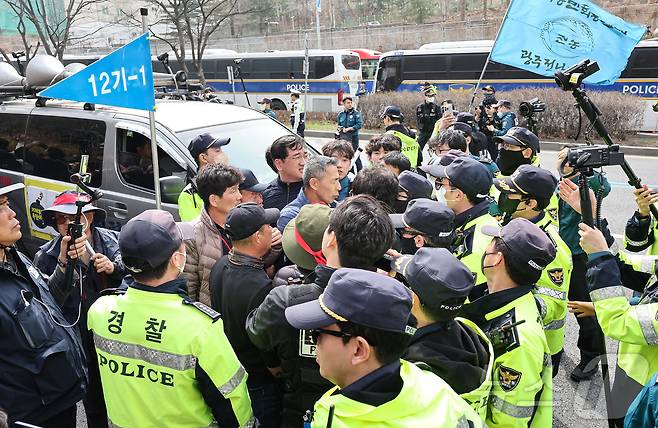 25일 서울 관악구 과천대로에서 전국농민회총연맹(전농) 회원이 남태령역으로 향하는 트랙터들을 통제하는 경찰과 대치하고 있다. 2025.3.25/뉴스1 ⓒ News1 김도우 기자