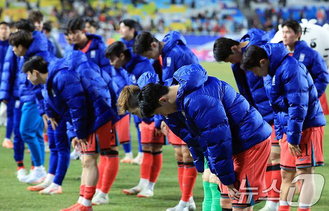 25일 오후 경기도 수원시 팔달구 수원월드컵경기장에서 열린 2026 국제축구연맹(FIFA) 북중미 월드컵 아시아 3차 예선 B조 8차전 대한민국과 요르단의 경기를 무승부로 마친 손흥민을 비롯한 축구대표팀 선수들이 피치를 돌며 팬들에게 인사하고 있다. 2025.3.25/뉴스1 ⓒ News1 박정호 기자