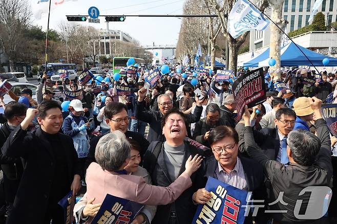이재명 더불어민주당 대표의 공직선거법 위반 사건 2심 선고일인 26일 오후 서울 서초구 서울중앙지방검찰청 앞에서 이재명 대표 지지자들이 이 대표의 무죄 판결 소식에 기뻐하고 있다. 2025.3.26/뉴스1 ⓒ News1 민경석 기자