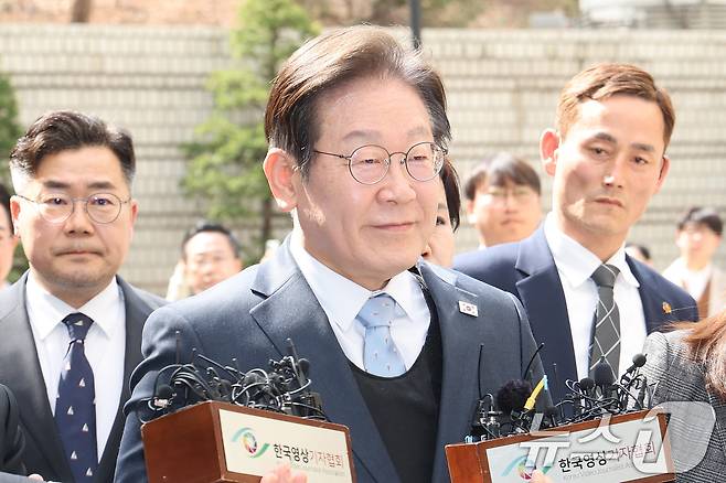 이재명 더불어민주당 대표가 26일 오후 서울 서초구 서울고등법원에서 열린 공직선거법 위반 혐의 항소심 선고 공판에 출석하고 있다. 2025.3.26/뉴스1 ⓒ News1 사진공동취재단