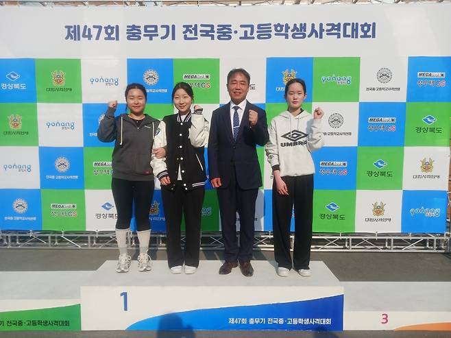 반효진(왼쪽에서 두 번째)이 26일 포항실내사격장에서 열린 제47회 충무기 전국 중·고등학생 사격대회 여자 고등부 10m 공기소총 결선에서 우승했다. (대한사격연맹 제공)