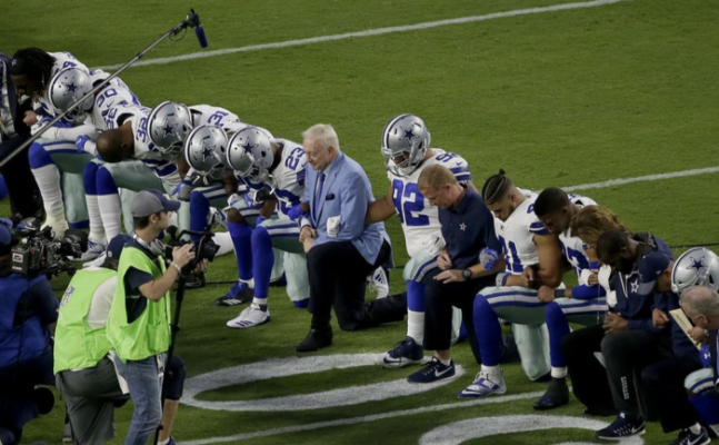 NFL 댈러스 카우보이스의 구단주 제리 존스(가운데)도 경기전 국가연주에 앞서 코치, 선수들과 함께 한쪽 무릎을 꿇고 있다.