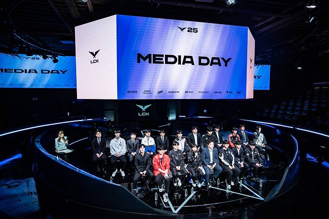 LCK 10개 팀 감독과 대표 선수들이 26일 열린 LCK 정규시즌 개막 미디어데이에 참석했다. 사진 | LCK