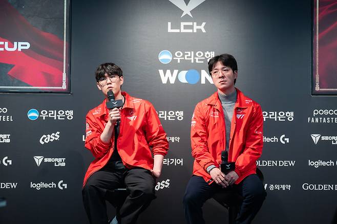 T1 ‘오너’ 문현준(왼쪽)과 김정균 감독. 사진 | LCK