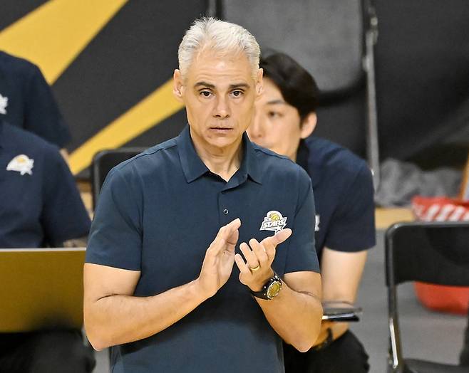 레오나르도 아폰소 감독. 사진 | 한국배구연맹