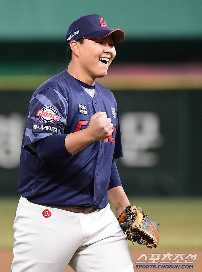 25일 인천 SSG랜더스필드에서 열린 KBO리그 SSG와 롯데의 경기. 11회 연장 끝에 롯데가 SSG에 승리했다. 경기 종료 후 세이브를 달성한 박진이 기뻐하고 있다. 인천=송정헌 기자songs@sportschosun.com/2025.03.25/