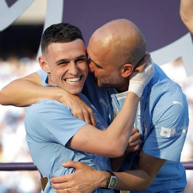 [스포츠조선 강우진 기자]맨체스터 시티의 드레싱룸에서 필 포든에 대한 우려의 목소리가 나오고 있다. 잉글랜드 대표팀 감독도 포든의 기량에 대해 지적하면서 힘든 시기를 보내고 있다. 하락세가 계속된다면 대표팀과 클럽에서 기회를 박탈 당할 것이란 전망이 나온다. 영국 미러는 25일(한국시각) '맨체스터 시티의 스타 선수들이 최근 필 포든의 경기력 저하에 대해 심각한 우려를 나타내고 있다'고 보도했다. 사진=SNS