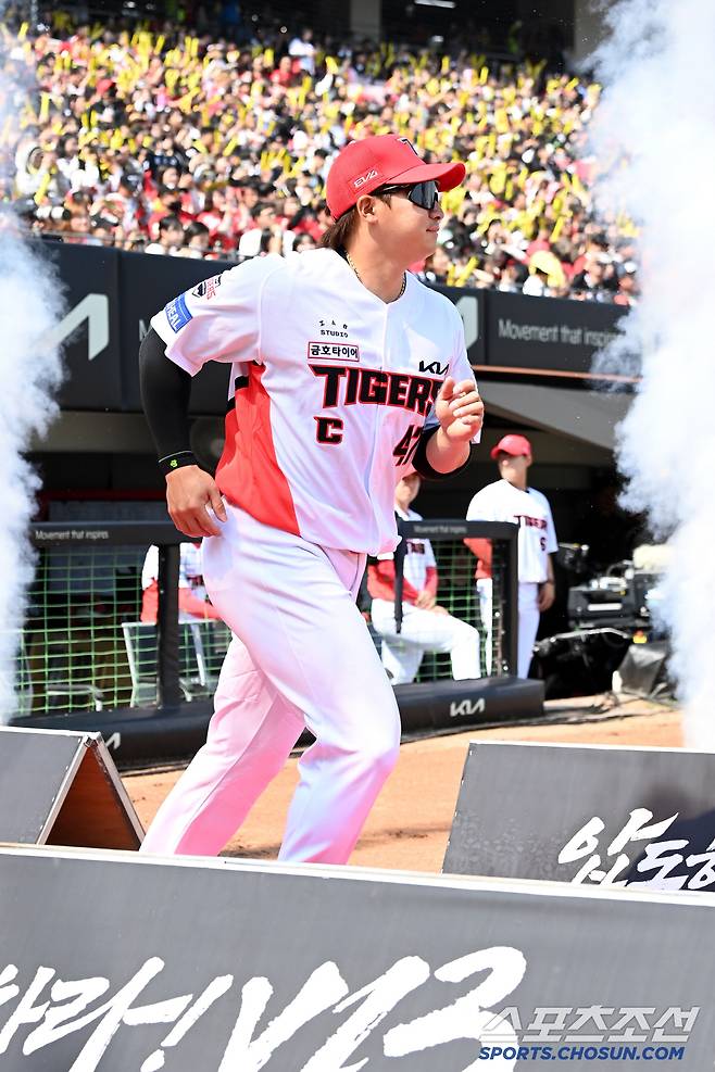 22일 광주KIA챔피언스필드에서 열린 NC와 KIA의 개막전, KIA 나성범이 경기 전 선수소개�� 그라운드로 나서고 있다. 광주=허상욱 기자wook@sportschosun.com/2025.03.22/