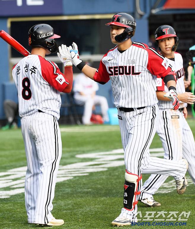 23일 잠실구장에서 열린 LG 트윈스와 롯데 자이언츠의 경기. 8회말 2사 3루 LG 문정빈이 투런포를 날린 뒤 환호하고 있다. 잠실=박재만 기자 pjm@sportschosun.com/2025.03.23/