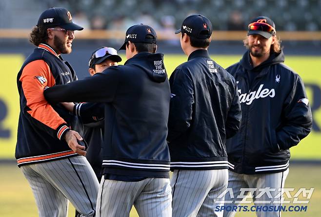 25일 잠실야구장에서 열린 한화와 LG의 경기, 한화 문동주, 엄상백, 폰세가 선발 등판에 앞서 워밍업을 하는 류현진의 옆에서 이야기를 나누고 있다. 잠실=허상욱 기자