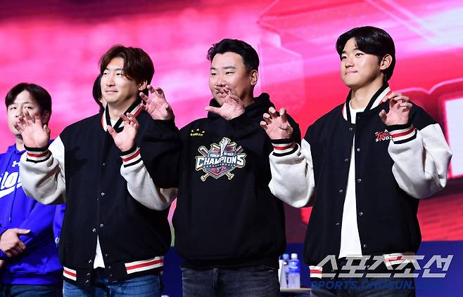 20일 서울 잠실 롯데호텔월드 크리스탈볼룸에서 2025 KBO리그 미디어데이가 열렸다. 미디어데이에 참석해 포즈를 취하고 있는 KIA 나성범, 이범호 감독, 김도영. 잠실=송정헌 기자songs@sportschosun.com/2025.03.20/