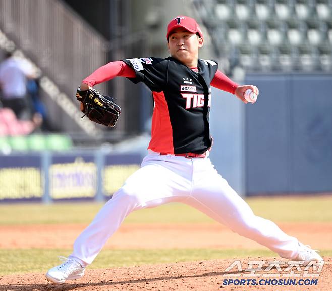 14일 잠실야구장에서 열린 KIA와 두산의 시범경기, KIA 윤영철이 역투하고 있다. 잠실=허상욱 기자 wook@sportschosun.com/2025.03.14/