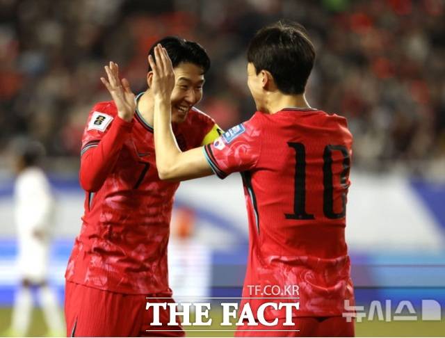 홍명보 감독이 이끄는 한국은 25일 요르단과 2026 북중미 월드컵 아시아 3차예선 홈 8차전에서 1-1로 비겼으나 이라크가 팔레스타인에 1-2로 역전패하면서 본선 진출의 유리한 고지를 확보했다.사진은 요르단전에서 선제골을 합작한 손흥민과 이강인./수원=뉴시스