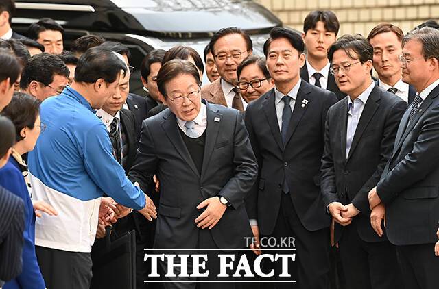 이재명 더불어민주당 대표가 26일 오전 서울 서초구 서울고등법원에서 열린 공직선거법 위반 혐의 2심 선고 공판에 출석하고 있다. /사진공동취재단