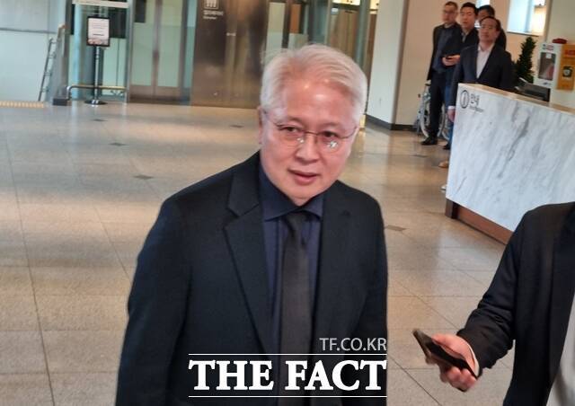권봉석 ㈜LG 부회장(COO)이 26일 오후 고(故) 한종희 삼성전자 대표이사 부회장의 빈소가 마련된 서울 강남구 일원동 삼성서울병원 장례식장을 빠져나가고 있다. /이성락 기자