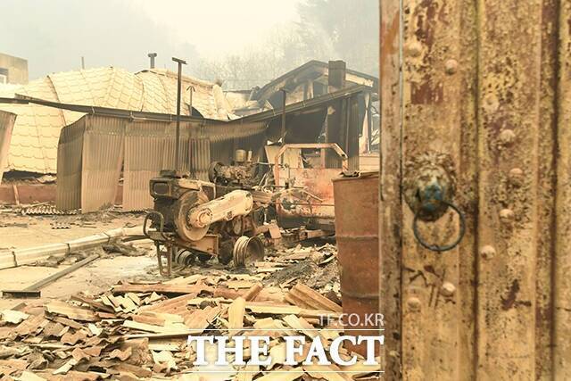 26일 산불 피해를 입은 경북 영덕군 지품면 수암리 일대 마을의 집터와 경운기가 불에 타 흔적만 남아 있다. /장윤석 기자