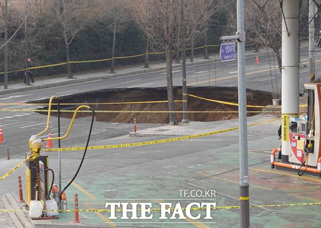 서울 강동구 대명초등학교 인근 사거리에서 '싱크홀(땅꺼짐)'이 발생한 가운데, 25일 오전 현장이 통제돼 있다./이새롬 기자