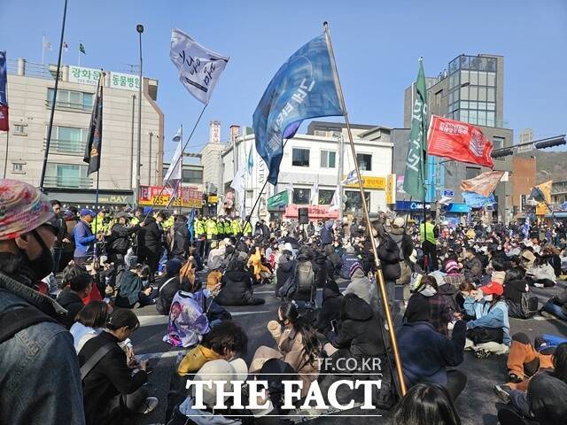 윤석열 대통령의 탄핵심판 선고일이 지연되고 있는 가운데 시민단체들은 오는 27일 전국 시민 총파업에 돌입한다. /이다빈 기자